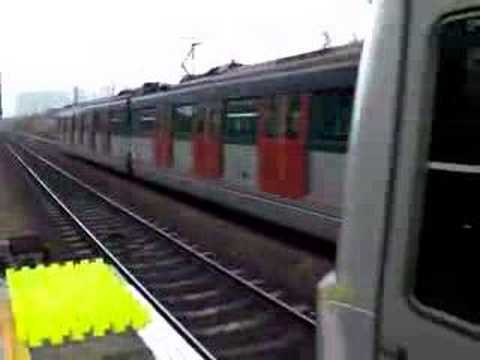終點站為落馬洲的回廠列車 ( SP-1900 ) 駛經港鐵粉嶺站 &  往羅湖列車 ( MLR ) 駛離港鐵粉嶺站