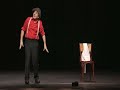 r�servez vos places sur www.wizdeo.com dans son spectacle les nouveaux magnifiques, michel boujenah se bagarre avec la fondue savoyarde... cr�dits : � les magnifiques - distribution wizdeo.