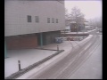 Gewoon parkeren op de besneeuwde parkeerplaats