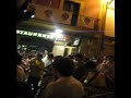 ...y despues de unos minutos de que la compañia ama shantalen empezar a tocar el hoy no vamos a casa, aparecen miembros de otras compañias y de la banda. y comienza la fiesta
