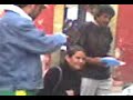 en medio de los puestos de comida en el baratillo... las ratas acechan... mmmq rico... se me antojaron las gorditas!!