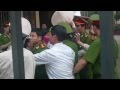 Những bà con Văn Giang ngoài cổng trụ sở huyện ngày 12/4/2012