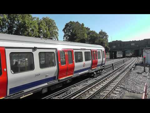 how to get from reading to uxbridge by train