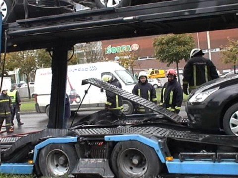 Degė vilkikas su naujais automobiliais