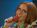 rebekka - sch�n ist jeder tag der liebe (d) 1973 
(beachtenswert der damalige modetrend fu�langer kleider als extremes gegenst�ck zur vorherigen mini-mode und hotpants)

lange ist die zeit vergangen
viel ist zwischen uns geschehen
manche lieder, die verklangen
doch die liebe blieb bestehen

sch�n ist jeder tag der liebe,
den wir beide neu erleben.
du f�hrst mich mit deiner liebe
wie verzaubert durch das leben.

wie oft gab es ernste stunden
so wird es wohl immer sein.
aber wenn das gl�ck gefunden
bleibt zum schlu� nur sonnenschein.

sch�n ist jeder tag der liebe,
den wir beide neu erleben.
du f�hrst mich mit deiner liebe
wie verzaubert durch das leben.

sch�n ist jeder tag der liebe,
den wir beide neu erleben.
du f�hrst mich mit deiner liebe
wie...