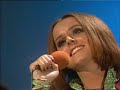 rebekka - sch�n ist jeder tag der liebe (d) 1973 
(beachtenswert der damalige modetrend fu�langer kleider als extremes gegenst�ck zur vorherigen mini-mode und hotpants)

lange ist die zeit vergangen
viel ist zwischen uns geschehen
manche lieder, die verklangen
doch die liebe blieb bestehen

sch�n ist jeder tag der liebe,
den wir beide neu erleben.
du f�hrst mich mit deiner liebe
wie verzaubert durch das leben.

wie oft gab es ernste stunden
so wird es wohl immer sein.
aber wenn das gl�ck gefunden
bleibt zum schlu� nur sonnenschein.

sch�n ist jeder tag der liebe,
den wir beide neu erleben.
du f�hrst mich mit deiner liebe
wie verzaubert durch das leben.

sch�n ist jeder tag der liebe,
den wir beide neu erleben.
du f�hrst mich mit deiner liebe
wie...