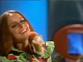 rebekka - sch�n ist jeder tag der liebe (d) 1973 
(beachtenswert der damalige modetrend fu�langer kleider als extremes gegenst�ck zur vorherigen mini-mode und hotpants)

lange ist die zeit vergangen
viel ist zwischen uns geschehen
manche lieder, die verklangen
doch die liebe blieb bestehen

sch�n ist jeder tag der liebe,
den wir beide neu erleben.
du f�hrst mich mit deiner liebe
wie verzaubert durch das leben.

wie oft gab es ernste stunden
so wird es wohl immer sein.
aber wenn das gl�ck gefunden
bleibt zum schlu� nur sonnenschein.

sch�n ist jeder tag der liebe,
den wir beide neu erleben.
du f�hrst mich mit deiner liebe
wie verzaubert durch das leben.

sch�n ist jeder tag der liebe,
den wir beide neu erleben.
du f�hrst mich mit deiner liebe
wie...