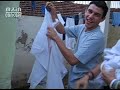 Delt Sapin e Agangster tirando roupa do varal