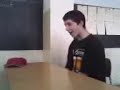 Debil fetzt mit dem Kopf gegen den Tisch! ur lustig!