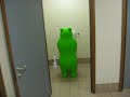 un orso educato che va in bagno...
