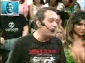 tania tirando leite da vaca