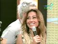 tania tirando leite da vaca