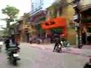 Aart en ik op de brommer in Hanoi