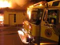 Voraz incendio destruyó un vehículo en un garage
