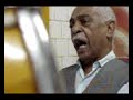 o sambista walter alfaiate esteve em campinas para show no tonico�s boteco. pela manh� passou no mercado municipal e deu uma palha deliciosa. olha s�: