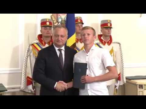 Igor Dodon a înmînat „Diploma de Onoare” a Președintelui Republicii Moldova la 100 de absolvenți