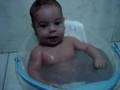Gui com 2 meses na sua Tummy Tub brazuca