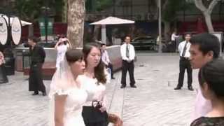 สาวจีนใจเด็ด! ใส่ชุดเจ้าสาวบังคับแฟนหนุ่มแต่งงานด้วย