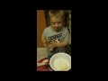 Down syndrome:&nbsp;S�ndrome de Down: Emir cocinando un pastel