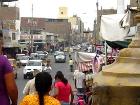 Varios iqueños no respetan su río y lo llenan de basura