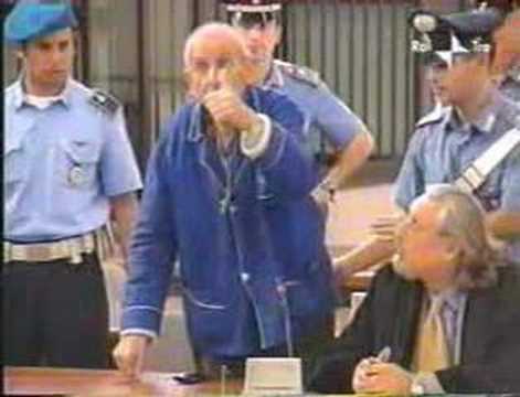 vanni - Il compagno (di merende !)Vanni offende la corte inneggiando al duce e viene allontanato dall'aula.