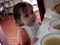 Ver�nica comiendo ensalada!! =o)