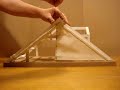 Concepts pour diviser un espace sous les combles en deux zones distinctes, par une cloison souple du type store à enrouleur... La vidéo présente une maquette de charpente, réalisée en carton-mousse.
