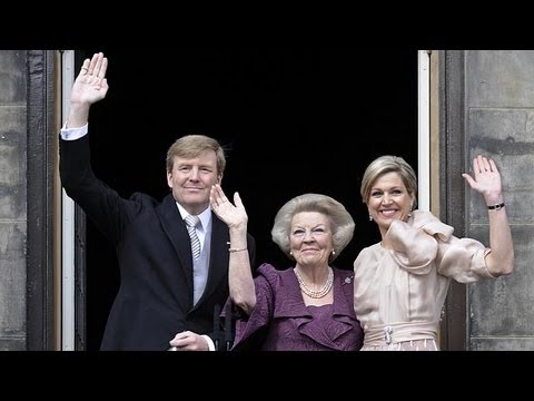 Pays bas - http://fr.euronews.com/ Au Pays-Bas, Beatrix laisse la place à Willem Alexander. La reine a signé ce matin sa lettre d'abdication en faveur de son son fils a...