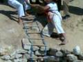 videos de Guy emerges after a fall in the abys