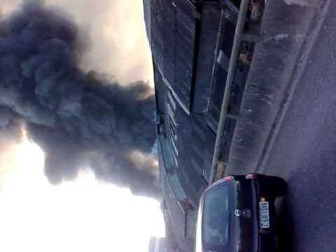 Testigos muestran el feroz incendio de la Ciudad de la Samba en Brasil