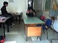 ragazzo impazzito corre e cade in classe