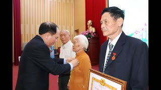 Đảng bộ TP Uông Bí: Trao huy hiệu đảng đợt 7-11 cho 54 đảng viên