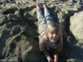 videos de HANEKA SPELEND IN ZANDBAK EN OP TERRAS