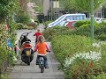 Luc en Eva fietsen!