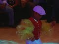 niño bailando como los dioses