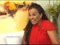 Atriz fica semi-nua em porta de banco