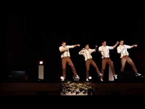 4 gości tańczy do piosenki z lat 60-tych. Nagle muzyka się zmienia i wszystkim opadają szczęki