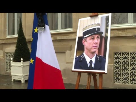 Präsident Macron würdigt getöteten Polizisten als