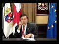 Hullu sy� kravatinsa!