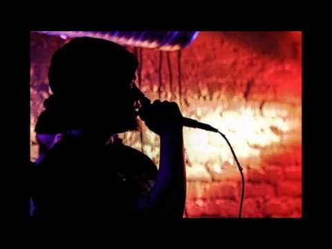 Aapo - Sitä Sammaa -EP:ltä (2013) Tausta\Miksaus\Masterointi: Tatu Aarnivala 1 Sanat. Keskellä hektisen haluisin vaan hetkisen/ Oksentamatta ongelmiini väleihin tek...