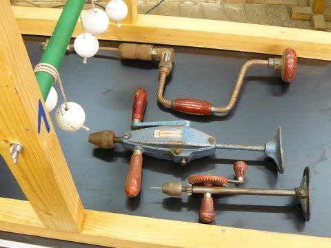 Handbohrer, Bohrwinde, Schlangenbohrer im Einsatz bei der Herstellung des Spieles Leitergolf