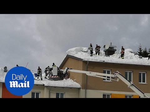 Παλεύουν με τα χιόνια στην Αυστρία