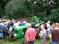 Deutz vor einem Häcksler