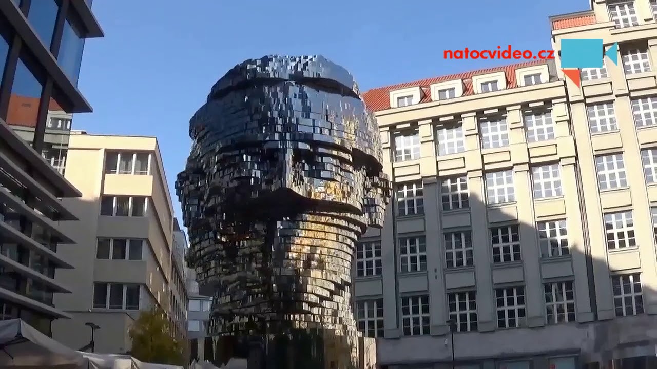 Pohyblivá socha Franze Kafky baví Pražany i turisty z celého světa