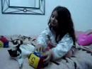A Re amou a Miucha e continua tentando brincar com a gata, ela é brasileira e não desiste nunca, mais melhorou, agora a gata já até se mexeu e tentou morder a Re =X ahEUOAhouehaUO .. Também ela sempre pediu um bichinho e a Mãe nunca deu né, ela ta tão encantada com a Gata que da até gosto de ver, ela da carinho, pega no colo, fica chamando ela, dizendo a cada 2 minutos: olha Mana como ela é linda. auoehoauHEOAU .. Pecado Ela se Realizou né ;D