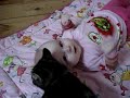 Una bebé y su gato - Ternura extrema!