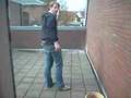 Man springt van dak af (SCHOKKEND)