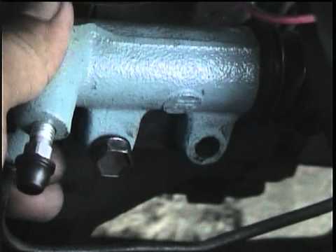 2E engine toyota replacing AISIN clutch slave cylinder ( Secondary Clutch ) .mpg