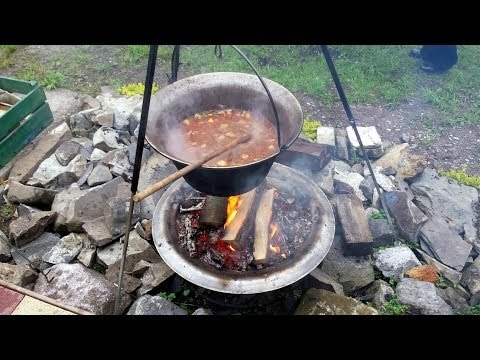 Kesselgulasch kochen ~ 30 Liter Kessel über Lagerfeuer @ Mai 2014