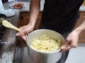 Ahí estoy yo aprendiendo a hacer el sofrito. A los 25 años!!! vaya tela xD